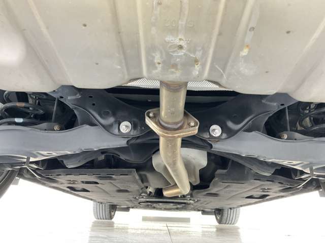 中古車だと気になる足廻り＆下廻り・・・ご覧の通り状態良好◎沿岸部や降雪地にお住まいのお客様もご安心ください♪