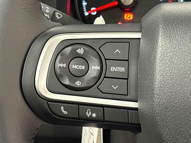 ナビゲーションやオーディオなどを取り付けた場合にはその操作がハンドルの手元でできるステアリングスイッチが付いてます
