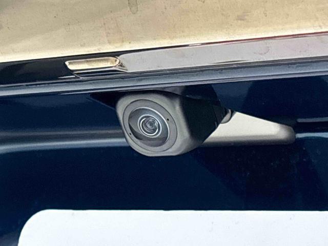 ナビゲーション等を装着した場合にバックするとき後方の安全確認ができるバックカメラが付いてます