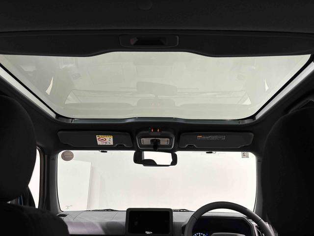 前席の頭上に大きく広がるシェード付きガラスルーフ。今までは見たことができなかったような景色を映し出し、タフト独自の解放感を生み出しています。勿論UV＆IRカット装備で日焼け対策もバッチリ！