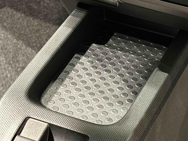 スマートフォンなどがスッキリ置けるセンターコンソールトレイです