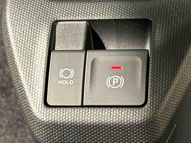 指先だけで簡単に操作が可能な電動パーキングブレーキを採用。「HOLD」スイッチを押すと、渋滞や信号待ちなどでブレーキペダルから足を離しても、ブレーキを保持するので安心です