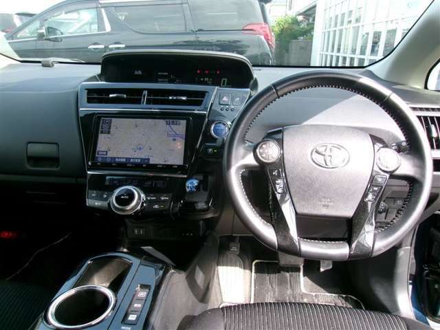 【運転席・インパネまわり】ハンドル・シート・フロアーなど隅々までプロによるクリーニング済み☆彡キレイな車内でドライブが一層快適にお楽しみいただけます！！