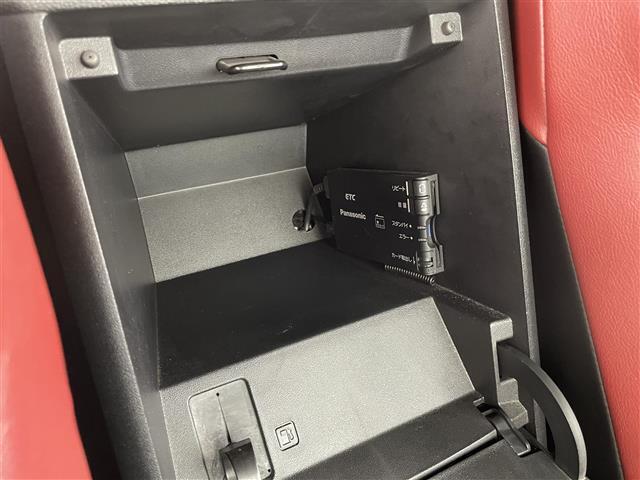 【ETC】有料道路を利用する際に料金所で停止することなく通過できる、ETC車載器（ノンストップ自動料金収受システム機器）が装備されています。セットアップを行うことで利用可能になります。