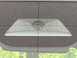 【ホンダセンシング】走行中に前方の車両等を認識し、衝突しそうな時は警報とブレーキで衝突回避と被害軽減をアシスト。より安全にドライブをお楽しみいただけます。