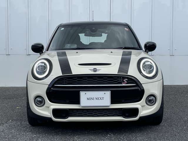 ご納車前には、MINIを熟知したメカニックによる100項目の点検・整備を行います。不具合箇所、交換時期に達している部品に関しましては、全て当社負担で交換してからのご納車となります。