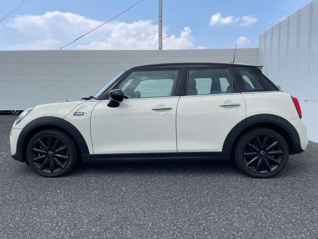ご納車前には、MINIを熟知したメカニックによる100項目の点検・整備を行います。不具合箇所、交換時期に達している部品に関しましては、全て当社負担で交換してからのご納車となります。