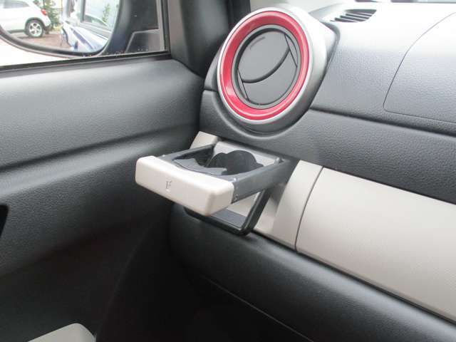 国道20号沿い、下小河原の信号の先、青と白の看板と、白い大きな開放感のあるガラス張りのお店が目印です！