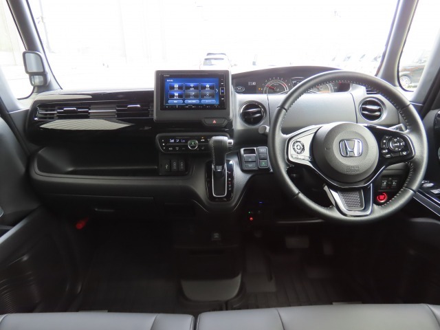 インパネシフトで足元スッキリ！運転席もゆったりしているのでゆとりを持って運転できます。