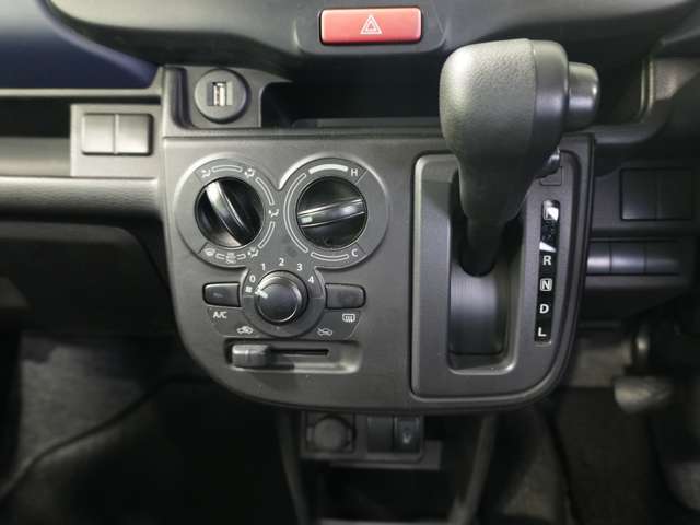 ボディのガラスコーティング施工も好評受付中です！撥水性の効果は3年以上♪メンテナンスは水洗いのみ♪その他カスタマイズやアフターパーツ取付なども是非ご相談下さい！