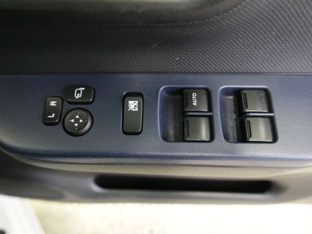 車検、板金なども、安価で安心、早いを常に目指しております。タイヤ・ナビなどのカー用品・マフラーなやローダウンサスペンションなどのカスタムパーツ・任意保険までトータルで安心のカーライフをお約束します。