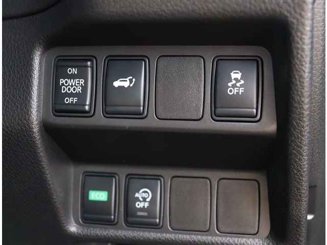 『1台』のお車に対して、3名体制で日々議論を重ね仕入れを行っております。