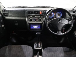 操作性に優れた運転席となります！小物入れや各ボタンの配置にこだわり、使いやすいです！座り心地もよく視認性も良好なのでロングドライブもお任せ下さい！