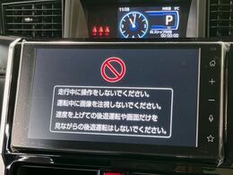 【ディスプレイオーディオ】視認性が高いディスプレイ付きオーディオを装備♪操作性も良好で直感的なソース選択が可能です。バックカメラを接続すれば後退時のカメラ画像もチェックでき便利！