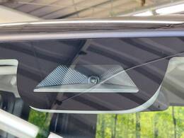 【ホンダセンシング】走行中に前方の車両等を認識し、衝突しそうな時は警報とブレーキで衝突回避と被害軽減をアシスト。より安全にドライブをお楽しみいただけます。