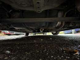 下回り・足回りの状態も錆や腐食等見受けれずとても綺麗な状態でございます♪当店は東北にお店を構えておりますが車両の下回りの状態は入念にチェックしておりますので安心してお買い求めくださいませ♪