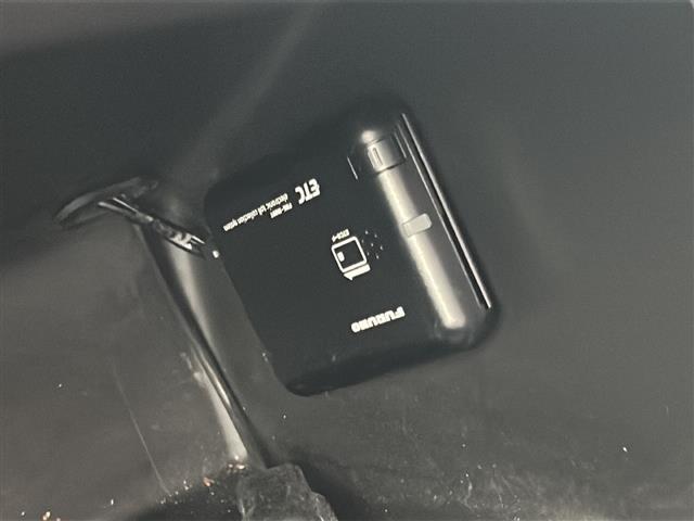 有料道路を利用する際に料金所で停止することなく通過できる、ETC車載器（ノンストップ自動料金収受システム機器）が装備されています。セットアップを行うことで利用可能になります