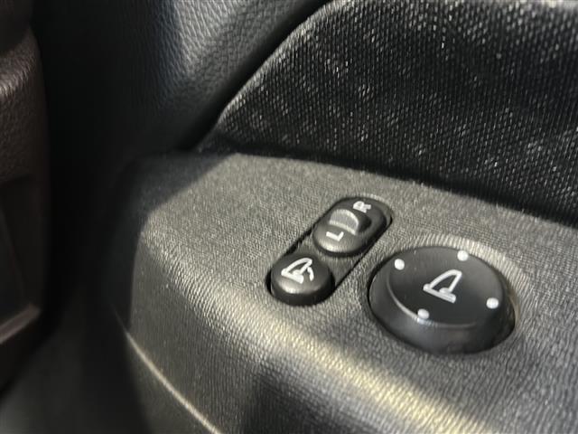 座り心地が良いシートなので長時間の運転でも快適にお過ごしいただけます。新品のフロアマットのご注文も可能です。掲載箇所以外にご希望の写真がございましたらお気軽にお問い合わせ下さい。