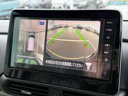 【マルチアラウンドモニター】まるでクルマを真上から見下ろしたかのような視点で駐車をサポートします！クルマの斜め後ろや真横など、前後左右の4つのカメラの映像が合成されて、モニターに映し出されます。