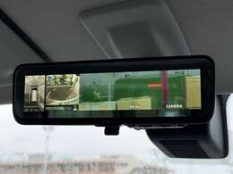 【デジタルルームミラー】車両後方カメラの映像をルームミラーに映すことが出来ます。 そのため、後席に人や荷物があって後方が見えづらい場合でもしっかり視界を確保することが出来ます。