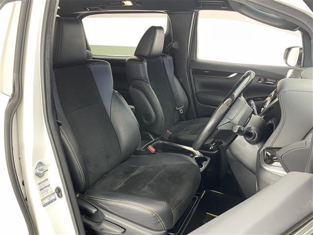 【運転席】座り心地が良いシートなので長時間の運転でも快適にお過ごしいただけます。新品のフロアマットのご注文も可能です。掲載箇所以外にご希望の写真がございましたらお気軽にお問い合わせ下さい。