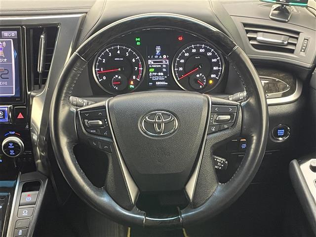 【ステアリング】軽い力で扱いやすいハンドルです。目立つ傷やスレなどなく綺麗な状態です！除菌プランいれていただくとさらに快適に！清潔なお車はお子様にも安心ですね！