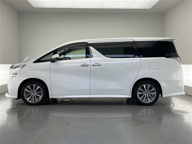 【左】当社基準による調査の結果、修復歴車と判断された車両は一部店舗を除き、販売を行なっておりません。万一、納車時に修復歴があった場合にはご契約の解除等に応じます。