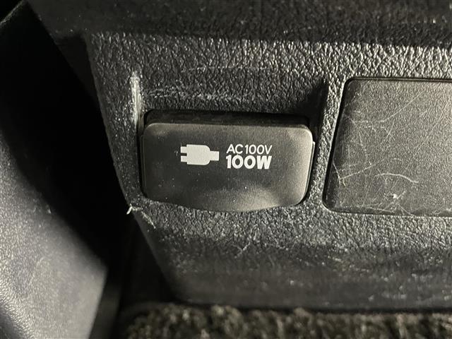 【アクセサリーコンセント】AC100V・1500Wの大容量アクセサリコンセント付。走行中の使用はもちろん、アウトドアなどでも大活躍！停電などの非常時に発電機としても使える便利な機能です。