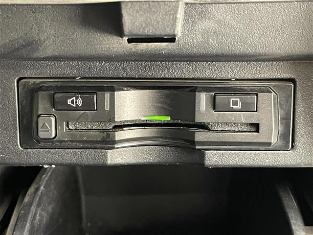 【ETC】有料道路の乗り降り時に停車することなくスマートに乗り入れが可能になったり、割引を受けることができる嬉しい装備です。