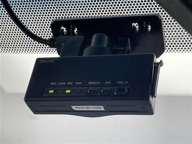 【ドライブレコーダー】運転中の記録を残します。事故などを起こした、起こされた時の証拠を残します。最新機種へのアップグレードも可能となっておりますので、ご相談ください。