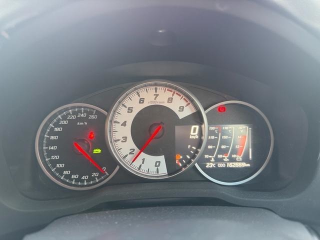 写真ではできるだけ良いポイントはもちろん、中古車の特性上細かな傷などはどうしてもありますが、その点もご案内させていただきます。