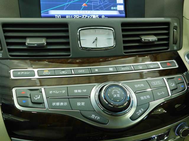 【左右独立オートエアコン】運転席、助手席の方が快適な温度でくつろげます