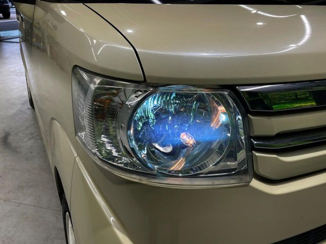 【HIDヘッドライト】非常に明るく前方を照らしてくれるので、悪天候や夜間の走行時も視界良好で安心してお乗りいただけます。