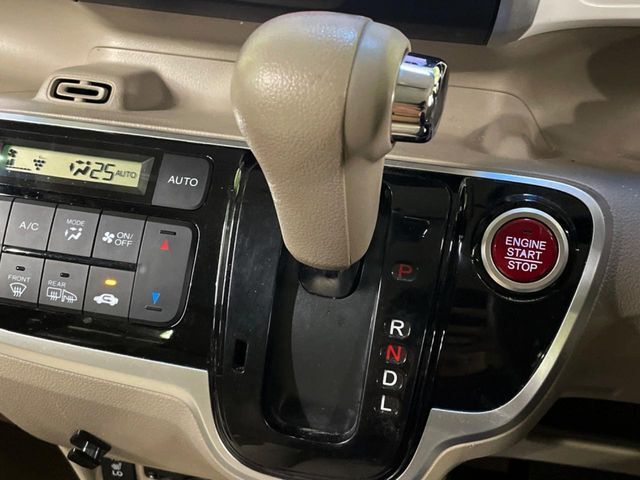 インパネシフトならハンドルからの移動距離が短く操作もスムーズ！また、足元が広くなりすっきりしますので、大柄な方でも快適にお過ごしいただけます。
