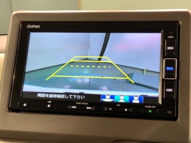 リバースギアに入れるだけで後方の表示へ切り替わります。夜間や雨の日の駐車も楽になりますよ。