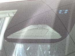 【ホンダセンシング】走行中に前方の車両等を認識し、衝突しそうな時は警報とブレーキで衝突回避と被害軽減をアシスト。より安全にドライブをお楽しみいただけます。