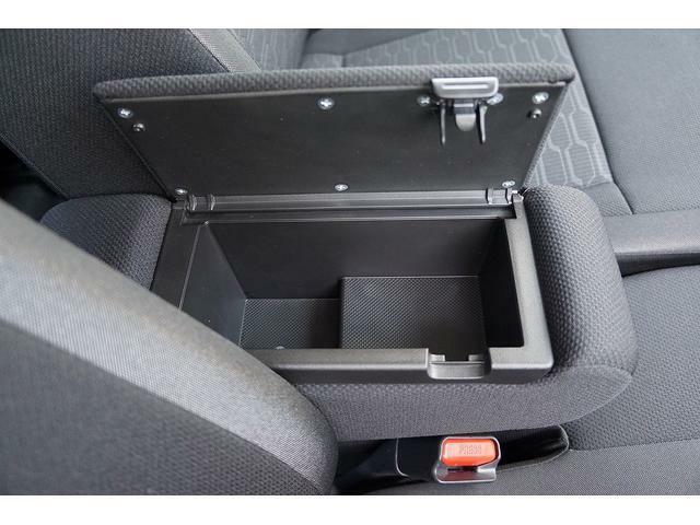 運転席と助手席の狭間にあるアームレスト（肘掛）は小物収納も可能！