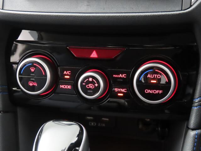 オートエアコン装備。温度設定ができて、室内快適ですよ。