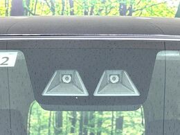 【スマートアシスト】走行中に前方の車両等を認識し、衝突しそうな時は警報とブレーキで衝突回避と被害軽減をアシスト。より安全にドライブをお楽しみいただけます。
