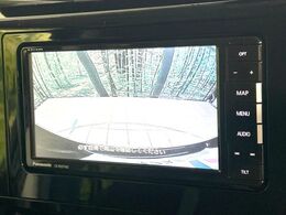 【バックカメラ】駐車時に後方がリアルタイム映像で確認できます。大型商業施設や立体駐車場での駐車時や、夜間のバック時に大活躍！運転スキルに関わらず、今や必須となった装備のひとつです！