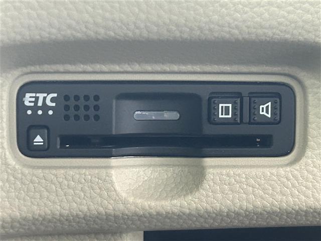 【ETC】有料道路を利用する際に料金所で停止することなく通過できる、ETC車載器（ノンストップ自動料金収受システム機器）が装備されています。セットアップを行うことで利用可能になります。