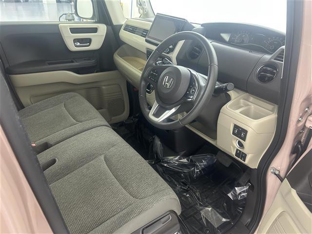 【運転席】座り心地が良いシートなので長時間の運転でも快適にお過ごしいただけます。新品のフロアマットのご注文も可能です。掲載箇所以外にご希望の写真がございましたらお気軽にお問い合わせ下さい。