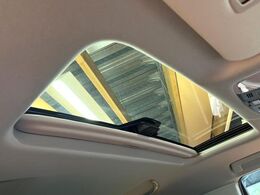 【サンルーフ】開放感たっぷりの希少装備、サンルーフが装着されています！車内に明かりを取り入れたり景色を楽しむ以外にも、車内の空気も簡単に換気できて快適です！
