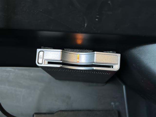 【ETC】有料道路を利用する際に料金所で停止することなく通過できる、ETC車載器（ノンストップ自動料金収受システム機器）が装備されています。セットアップを行うことで利用可能になります。