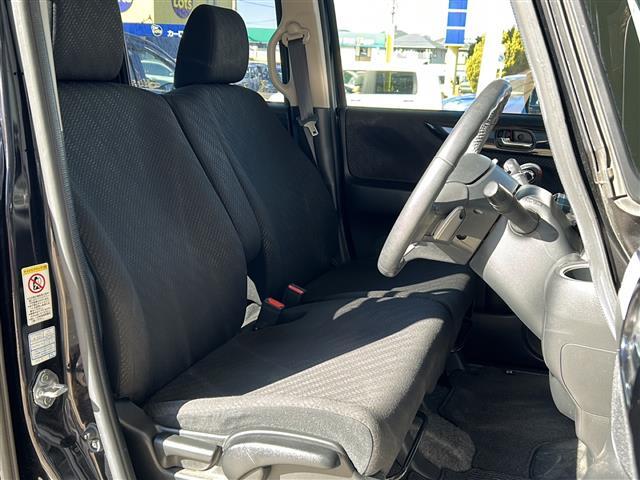 【運転席】座り心地が良いシートなので長時間の運転でも快適にお過ごしいただけます。新品のフロアマットのご注文も可能です。掲載箇所以外にご希望の写真がございましたらお気軽にお問い合わせ下さい。
