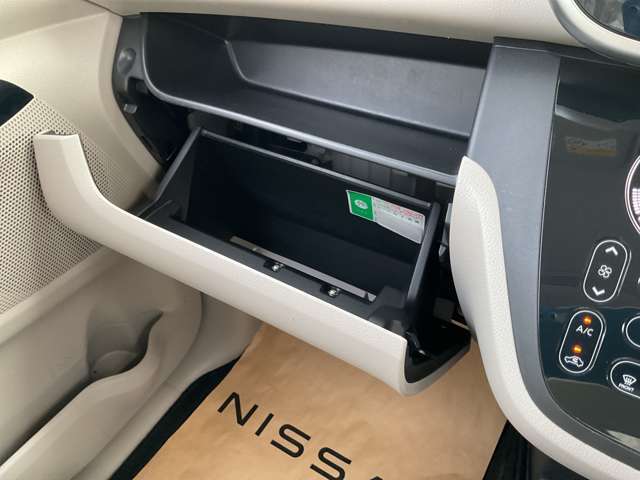グローブボックス。車検証ブックや小物などが収納できるスペースがあります。