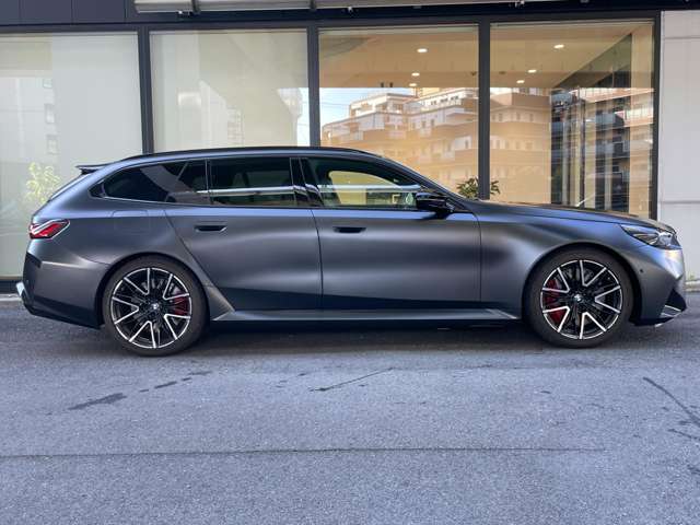 時を経ても深い魅力を放ち続けるBMW。より快適にお乗り頂くためにサポートプログラムをご用意しております。※認定中古車保証は登録日より最長4年間まで延長が可能です。
