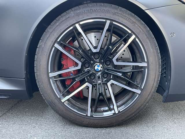 サービスにはドイツ本国と同様に教育と訓練を受け、BMWを知り尽くした「マイスターメカニック」が数多く在籍しております。納車前点検整備で、お客様に安心と安全をお届けいたします。