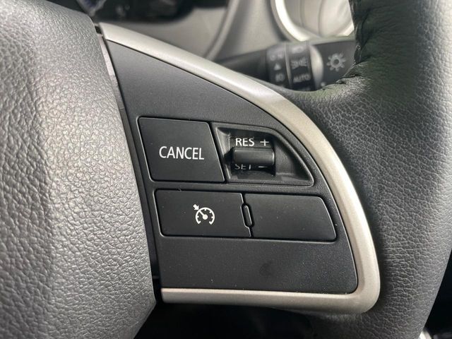 【クルーズコントロール】高速道路もラクラク走行。アクセルを離しても一定速度で走行ができ、長距離運転時の負担を軽減！加速・減速も簡単なスイッチ操作で調整できます。