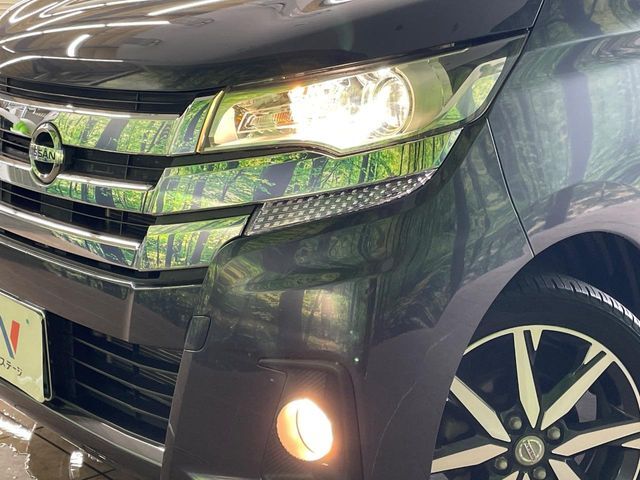 【HIDヘッドライト】非常に明るく前方を照らしてくれるので、悪天候や夜間の走行時も視界良好で安心してお乗りいただけます。